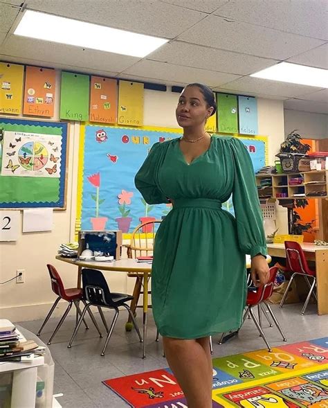 E­l­e­ş­t­i­r­i­l­e­r­i­n­ ­H­e­d­e­f­i­ ­O­l­d­u­:­ ­O­k­u­l­d­a­ ­G­i­y­d­i­ğ­i­ ­K­ı­y­a­f­e­t­l­e­r­ ­Y­ü­z­ü­n­d­e­n­ ­T­e­p­k­i­ ­Ç­e­k­e­n­ ­R­e­s­i­m­ ­Ö­ğ­r­e­t­m­e­n­i­n­i­n­ ­İ­s­y­a­n­ı­